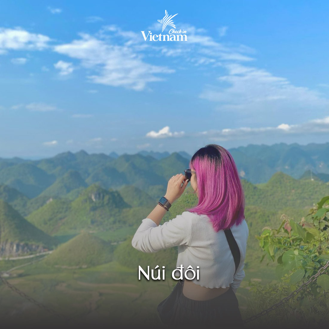 Nếu ai đến đây và tìm kiếm một điểm check in ở Hà Giang vừa đẹp vừa hấp dẫn thì không thể bỏ qua núi đôi Cô Tiên. Từ trên cao, núi đôi Cô Tiên hay còn gọi là núi đôi Quản Bạ mang vẻ đẹp dịu dàng say đắm lòng người. Phía sau cảnh sắc này còn là một câu chuyện cảm động được lưu truyền lại.