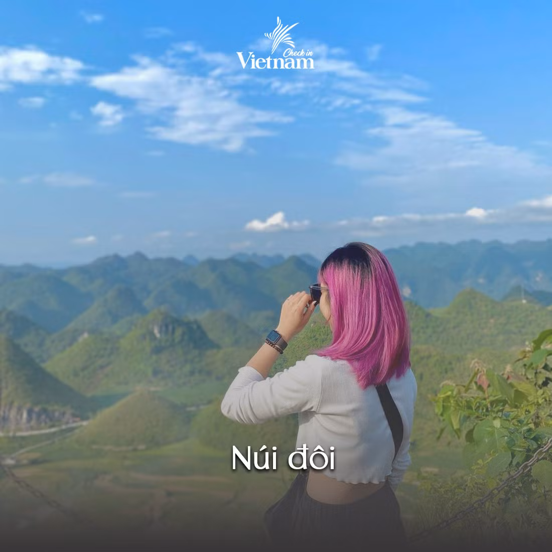 Nếu ai đến đây và tìm kiếm một điểm check in ở Hà Giang vừa đẹp vừa hấp dẫn thì không thể bỏ qua núi đôi Cô Tiên. Từ trên cao, núi đôi Cô Tiên hay còn gọi là núi đôi Quản Bạ mang vẻ đẹp dịu dàng say đắm lòng người. Phía sau cảnh sắc này còn là một câu chuyện cảm động được lưu truyền lại.