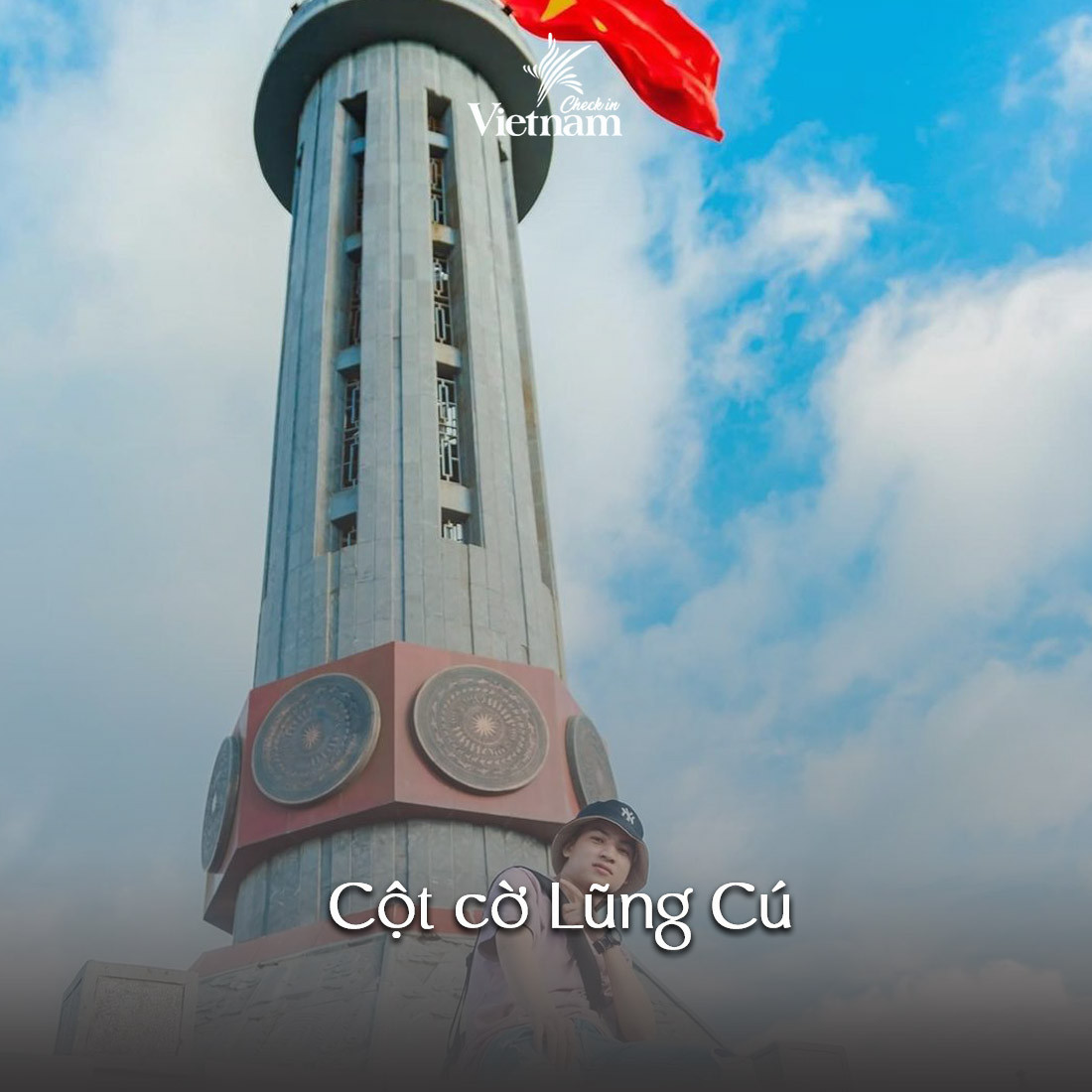 Chỉ cách cực Bắc của Việt Nam 2 km nên cột cờ Lũng Cú từ lâu đã được xem là biểu tượng của tổ quốc thân yêu. Hầu như ai đến Hà Giang cũng sẽ check in tại địa điểm này.