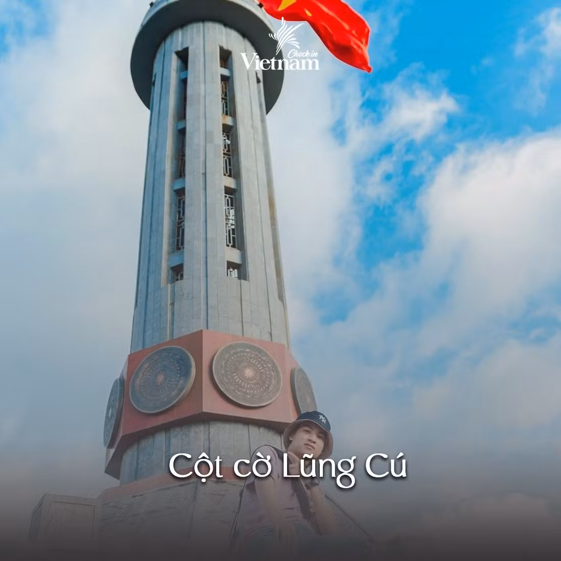 Chỉ cách cực Bắc của Việt Nam 2 km nên cột cờ Lũng Cú từ lâu đã được xem là biểu tượng của tổ quốc thân yêu. Hầu như ai đến Hà Giang cũng sẽ check in tại địa điểm này.