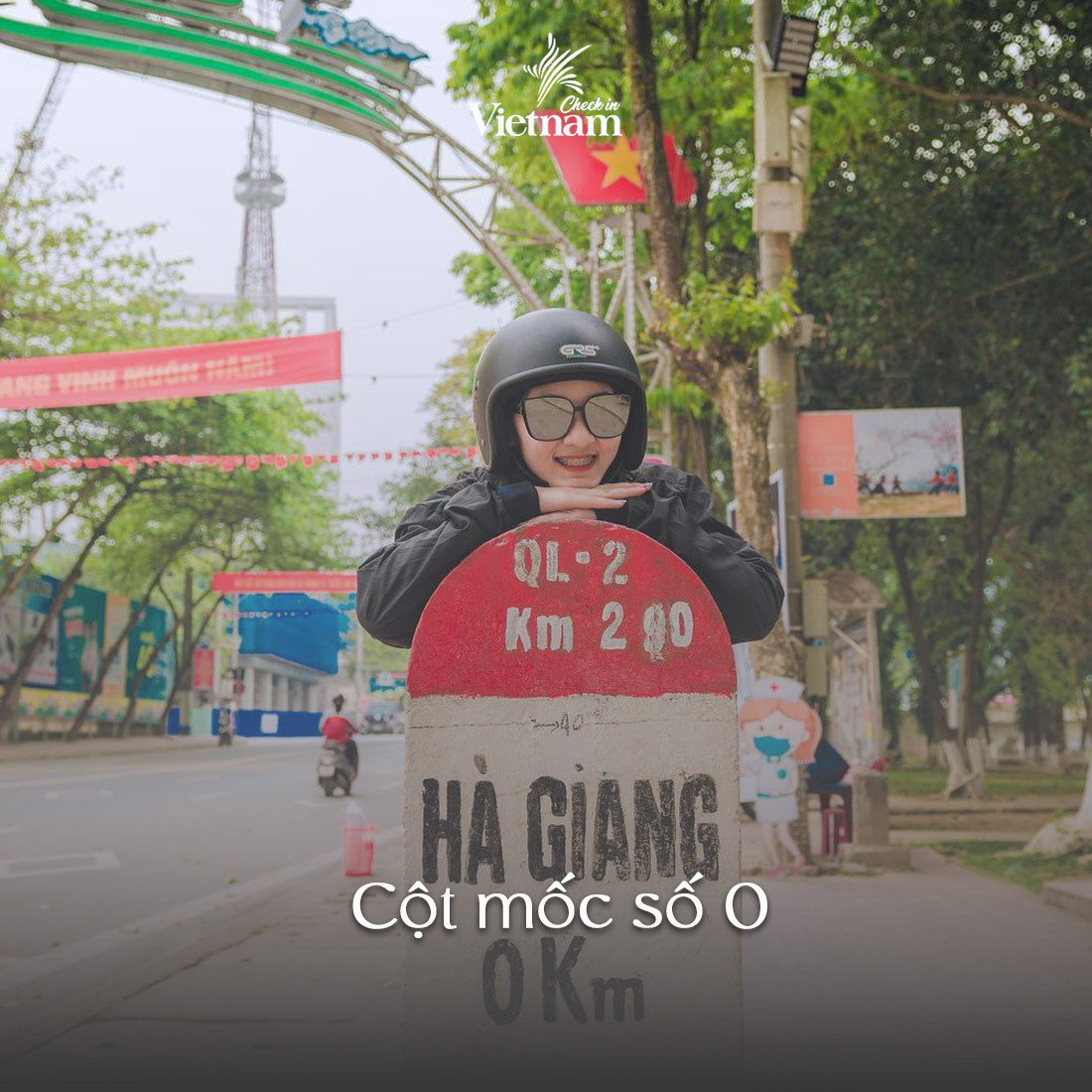 Cột mốc số 0 ở Hà Giang này không phải là điểm check in quá đẹp nhưng mọi người thường thích chụp ảnh ở đây như một lời khẳng định rằng “Tôi đã đến Hà Giang rồi đấy.”