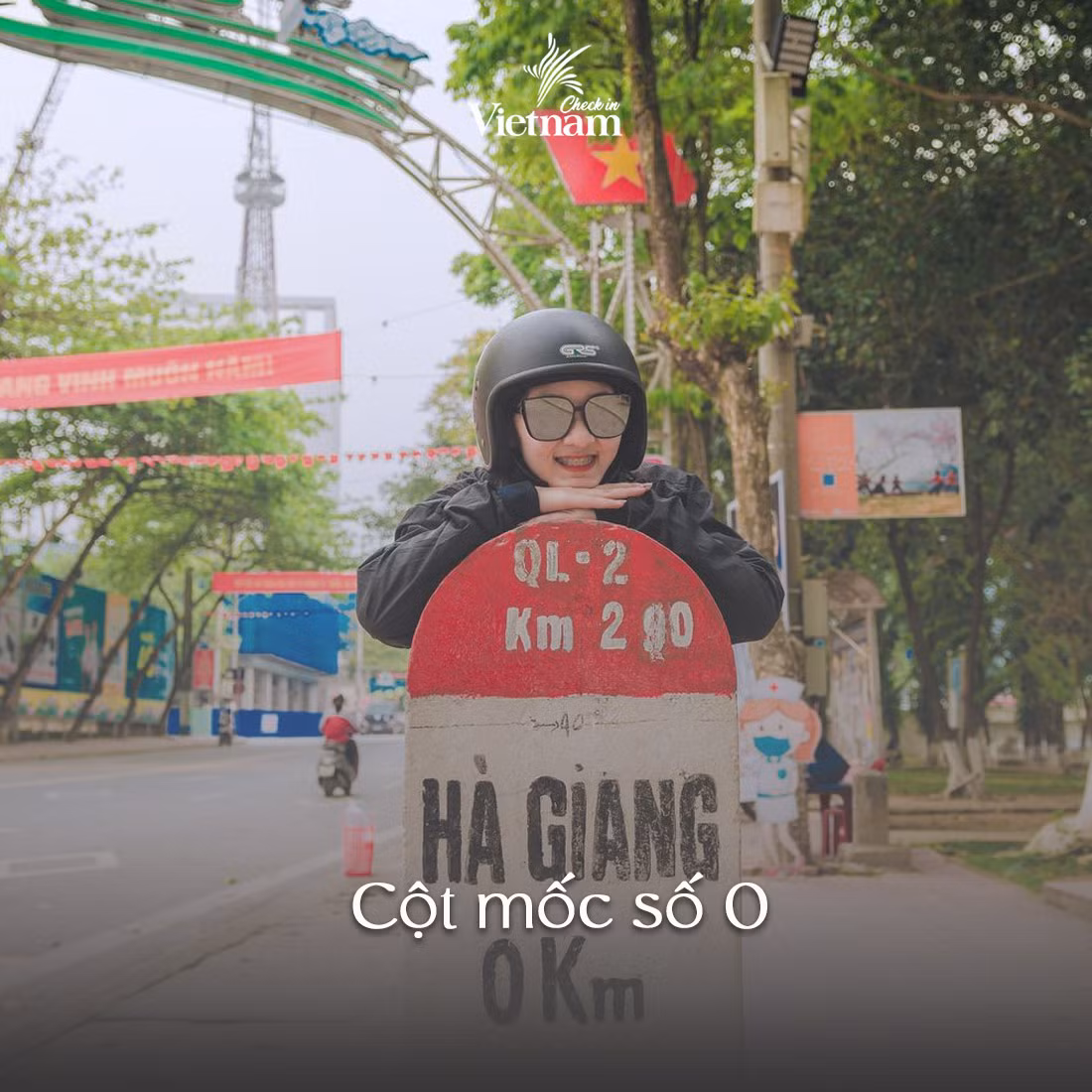 Cột mốc số 0 ở Hà Giang này không phải là điểm check in quá đẹp nhưng mọi người thường thích chụp ảnh ở đây như một lời khẳng định rằng “Tôi đã đến Hà Giang rồi đấy.”