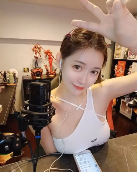 Lala Hà Ngữ Huyên là hot girl khá nổi tiếng trên MXH, mặc dù không được nhiều fans nước ngoài biết đến nhưng tên tuổi của cô có tiếng trên MXH xứ Trung.