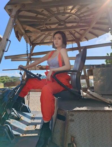 Trong những bức ảnh này, khi vào vai nữ công nhân gái xinh xứ Trung vẫn vô cùng xinh đẹp thế nhưng cô nàng lại ăn mặc quá hở hang, cố tình khoe nội y một cách táo bạo.