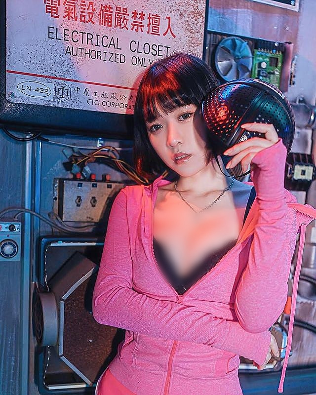 Năm 19 tuổi, cô gia nhập quân đội, trực thuộc Lực lượng Phòng không và là hạ sĩ phục vụ trong Lực lượng Phòng không.