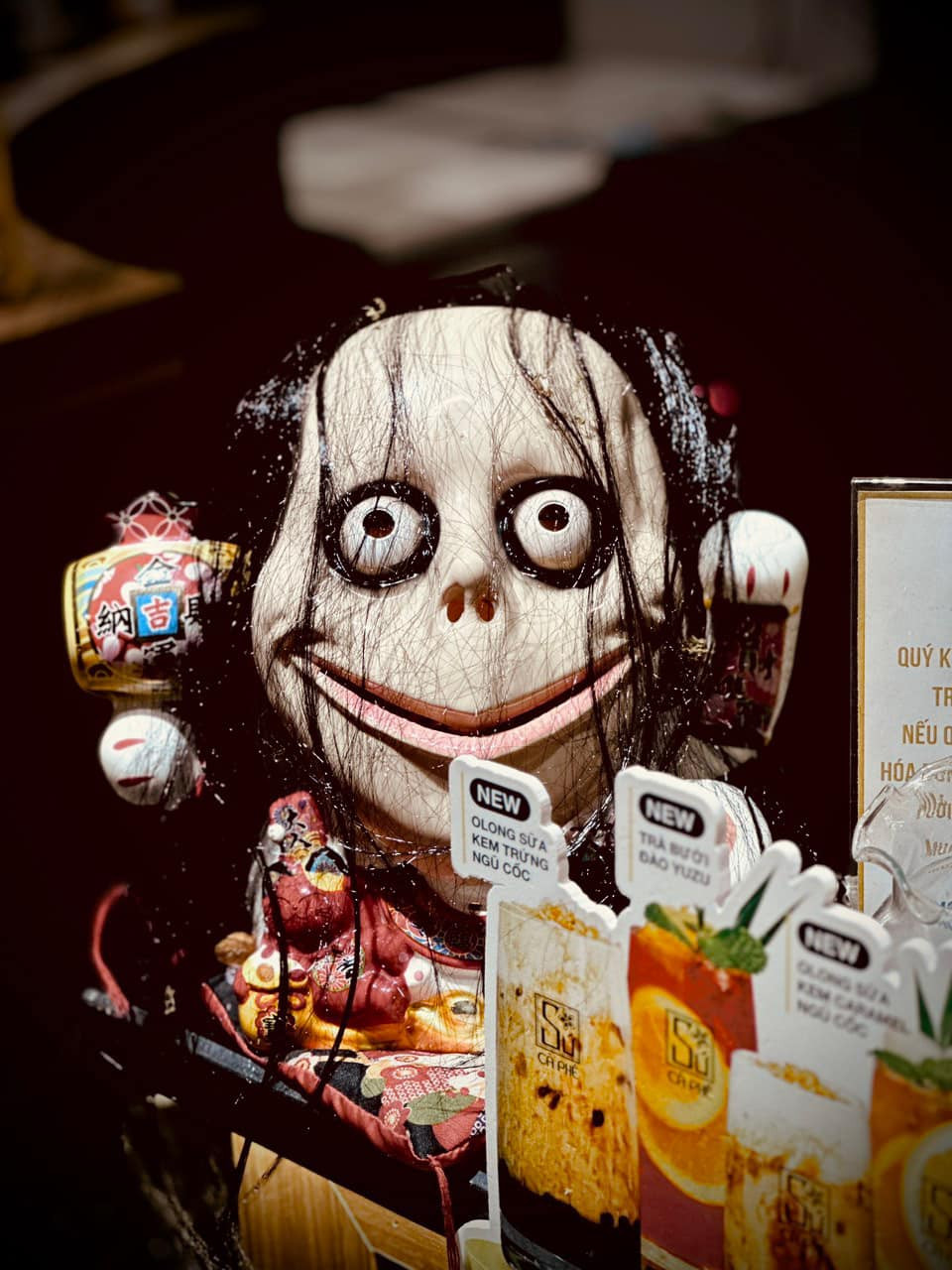 Những đồ vật trang trí Halloween siêu thực như mặt nạ, tóc giả, bí ngô,...được chủ quán cafe lựa chọn và trang trí ở mọi góc. Địa chỉ: 285 Đường Ngọc Hồi , Thanh Trì. Ảnh: @SucapheHN