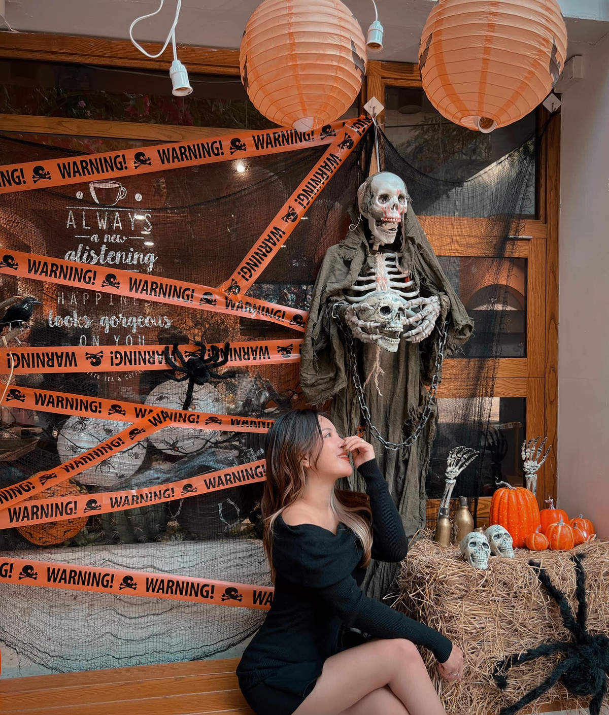 Đặc biệt quán cafe Hà Nội này còn làm hẳn một góc đậm chất Halloween để các bạn trẻ đến check in. Ảnh: Đỗ Thanh Huyền