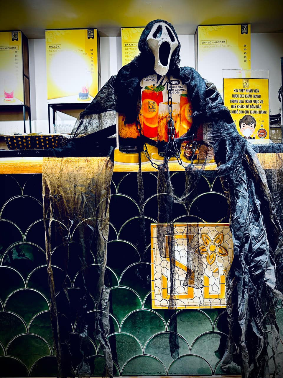 Hòa mình theo trào lưu ngày Halloween Sứ cà phê mang đến một không gian đầy ma mị khác hẳn với sự sảng chảnh, tĩnh lặng và ấm như thường ngày. Ảnh: @SucapheHN