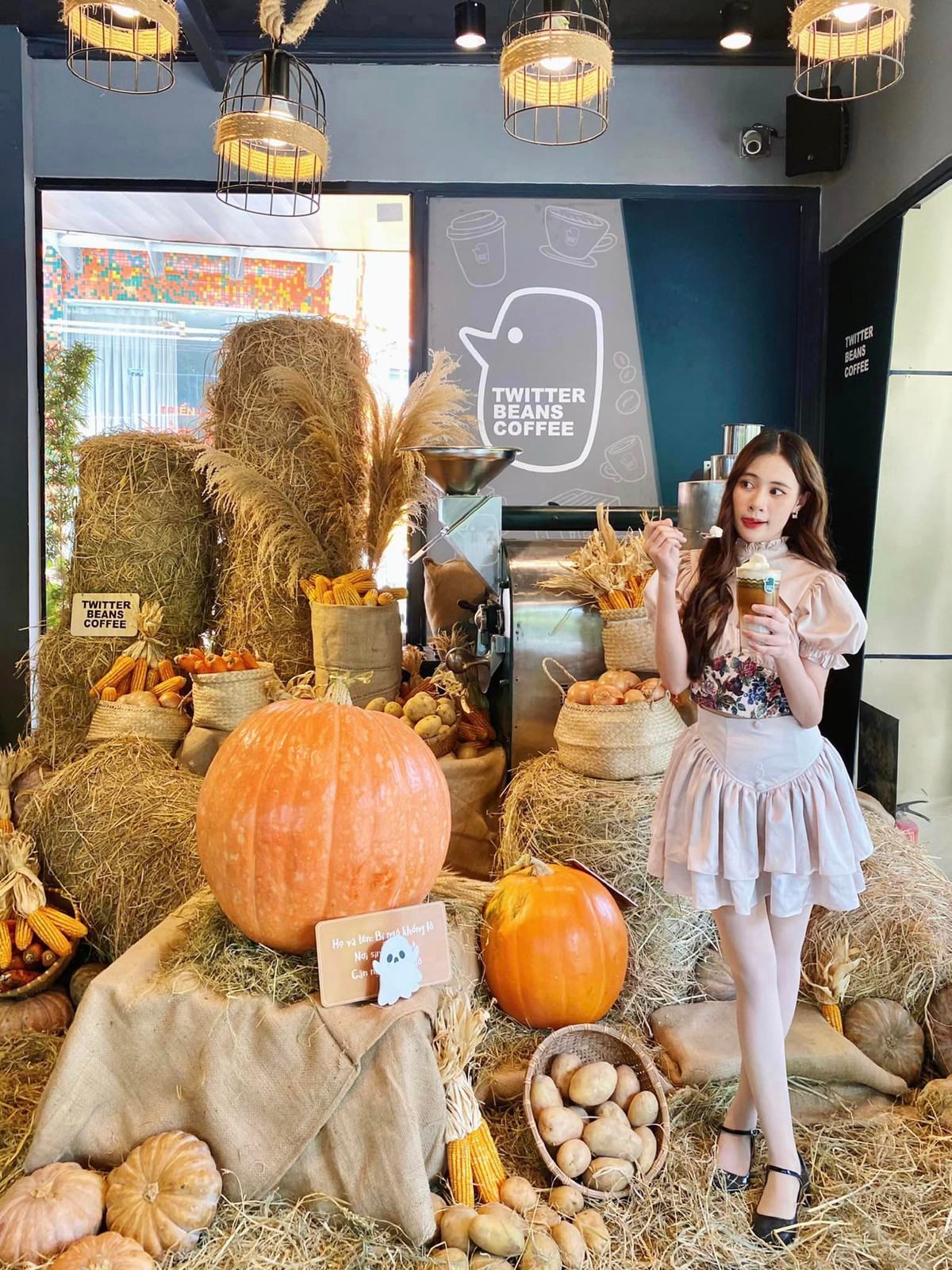 Dù không quá ma mị đúng với tinh thần của “lễ hội ma quỷ” nhất nhưng quán cà phê này lại thu hút rất nhiều bạn trẻ đến “sống ảo” bởi không gian siêu độc lạ. Ảnh: Phạm Hồng Vân Anh