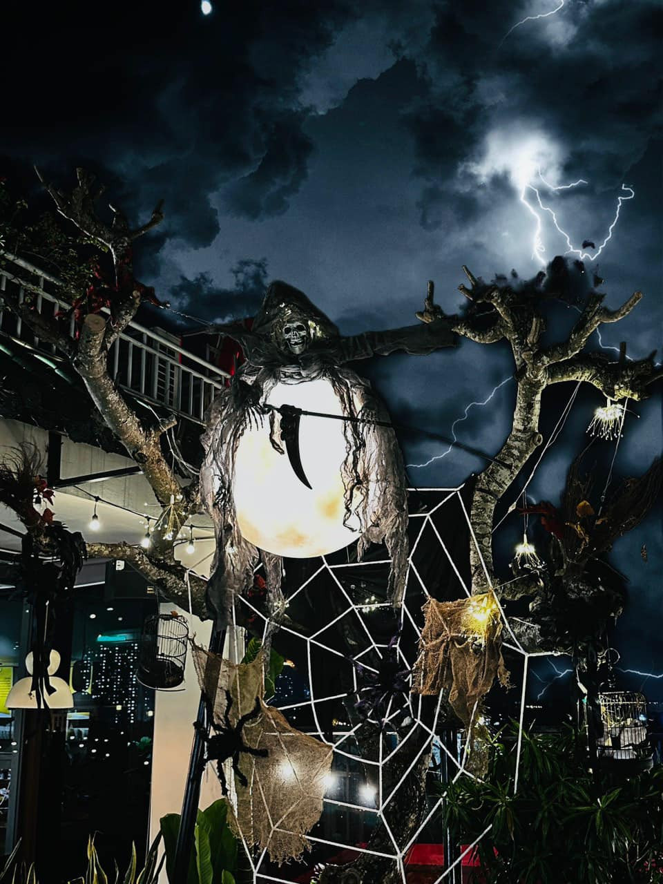Địa điểm tọa lạc của quán khá tĩnh lặng nên càng làm tăng thêm vẻ ma mị, u ám đúng chuẩn tinh thần Halloween. Ảnh: @SucapheHN