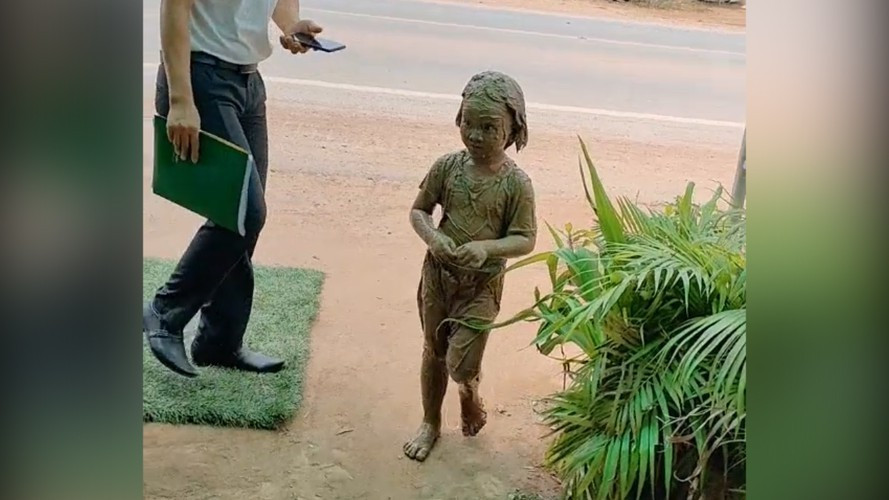 Dù câu chuyện đẻ con gái nghịch ngợm không còn mới trên mạng xã hội nhưng mỗi khi hình ảnh những "cô chiêu" quái đản lại khiến netizen bàn tán xôn xao.