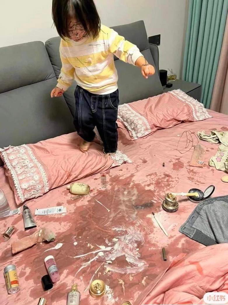 Qua những hình ảnh này bà mẹ trẻ ắt hẳn sẽ bỏ ngay suy nghĩ đẻ con gái cho nết na, thùy mị. Nhưng ông bà ta đã có câu, cha mẹ sinh con trời sinh tính, dù là đẻ con trai hay đẻ con gái thì sự hiếu động và nghịch ngợm là điều dễ thấy trong giai đoạn đầu của một đứa trẻ.