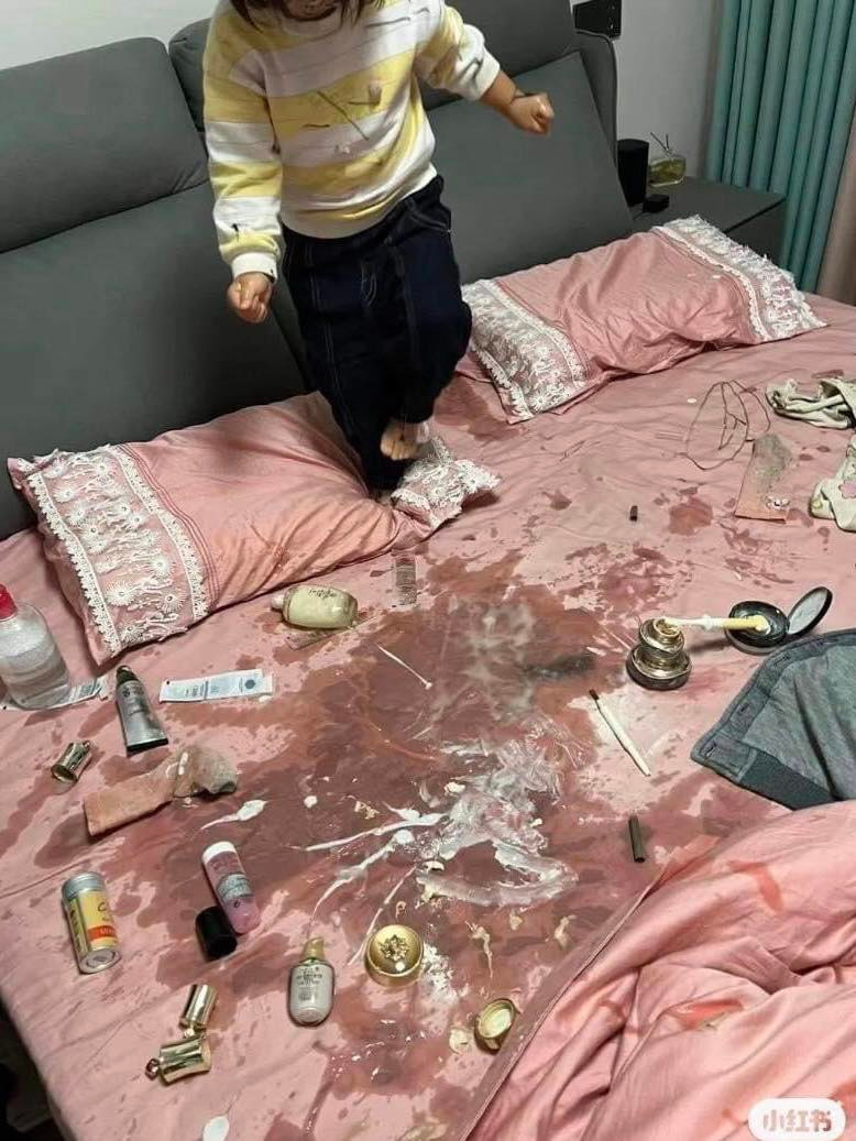 Theo hình ảnh cho thấy bé gái này đã lấy hết những lọ mỹ phẩm đắt tiền của mẹ và đổ hết lên giường, tạo thành một bãi chiến trường kinh hoàng.