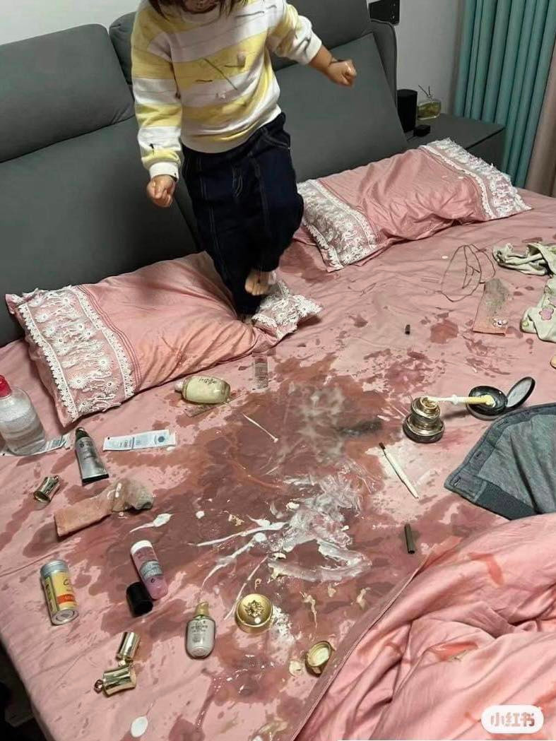 Loạt hình ảnh này sau khi chia sẻ lên MXH đã nhận về nhiều sự chú ý, hầu hết các bà mẹ có con gái đều hiểu được tình cảnh này của chủ nhân bài đăng.