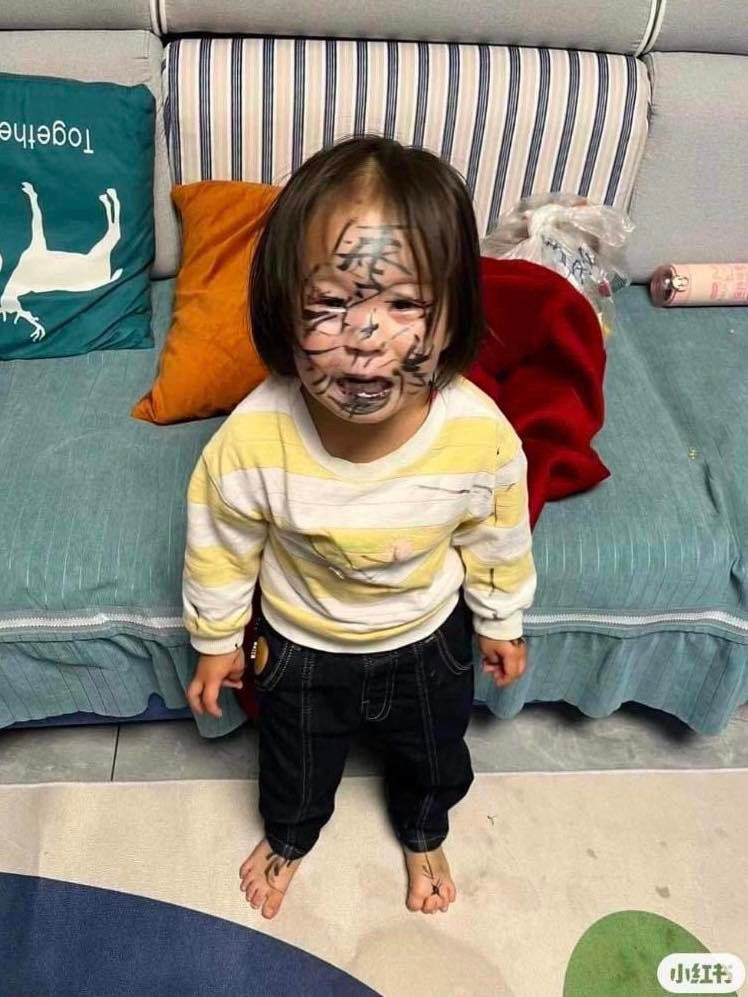 Thậm chí bé gái còn sử dụng cây vẽ mắt và tô nguệch ngoạc lên khuôn mặt cực hài hước.