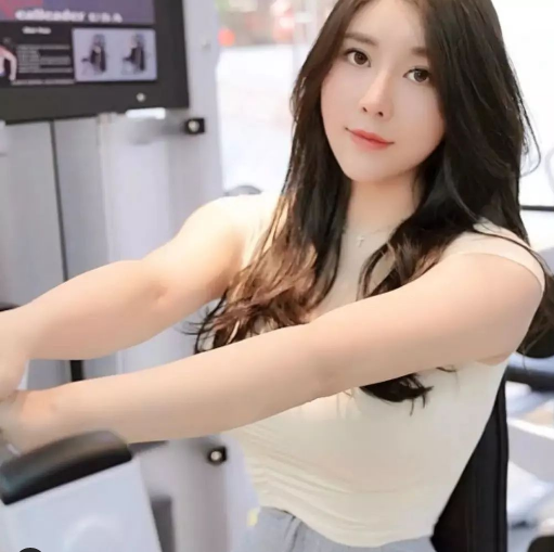 Trong đó, cô yêu thích những thiết kế áo croptop nhằm khoe khéo vòng eo nhỏ.