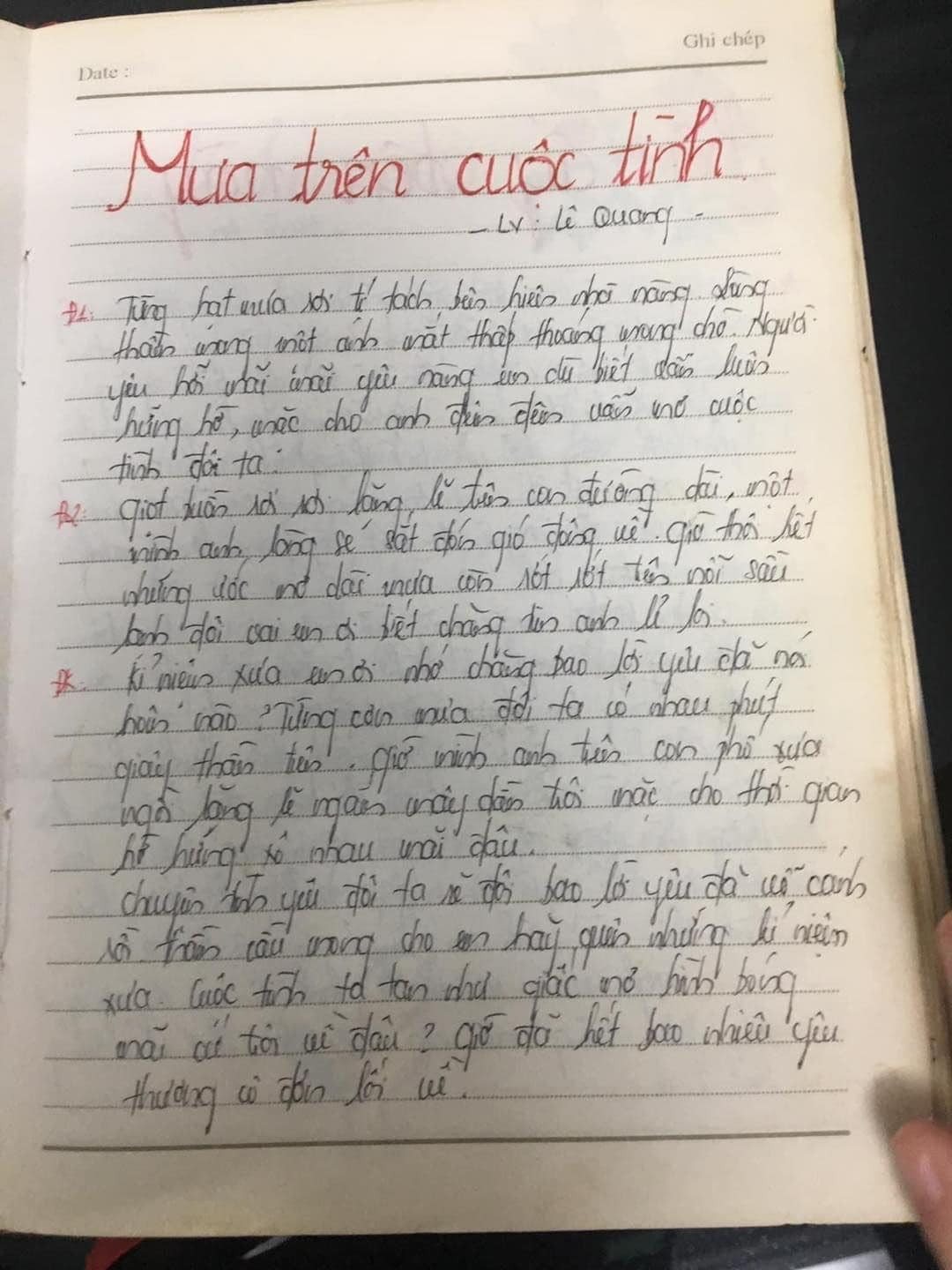 Những cuốn sổ chép bài hát được xem là "bảo vật" một thời của thế hệ trước, 9X đời đầu năm nay cũng đã gần 30, 8X nhỏ nhất cũng đã ngoài băm.