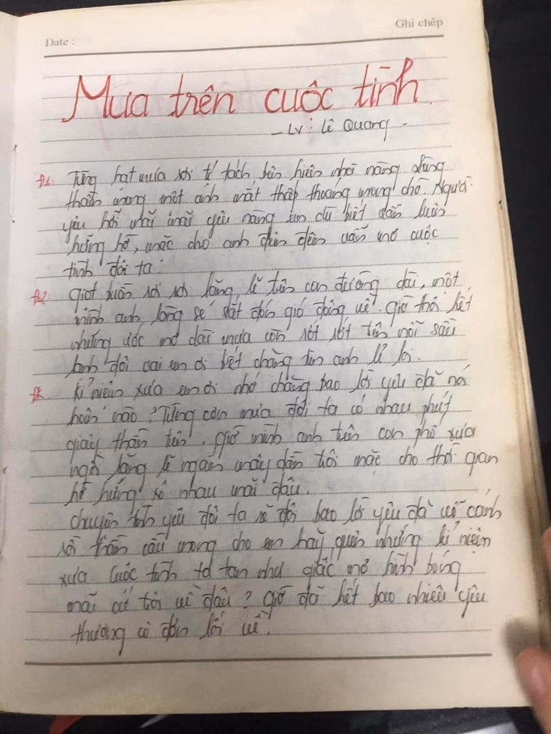Những cuốn sổ chép bài hát được xem là "bảo vật" một thời của thế hệ trước, 9X đời đầu năm nay cũng đã gần 30, 8X nhỏ nhất cũng đã ngoài băm.