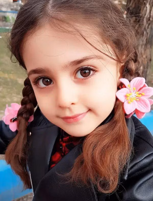 Vẻ đẹp đậm chất Tây Á với đôi mắt to, tròn thu hút giúp cô bé Mahdis Mohammadi nhanh chóng trở nên nổi tiếng.
