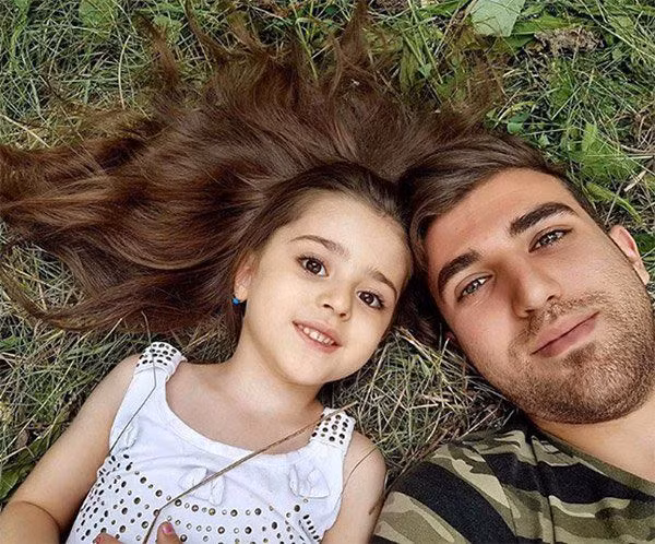 Cô còn nhận được những lời mời làm người mẫu cho các thương hiệu thời trang trẻ em.