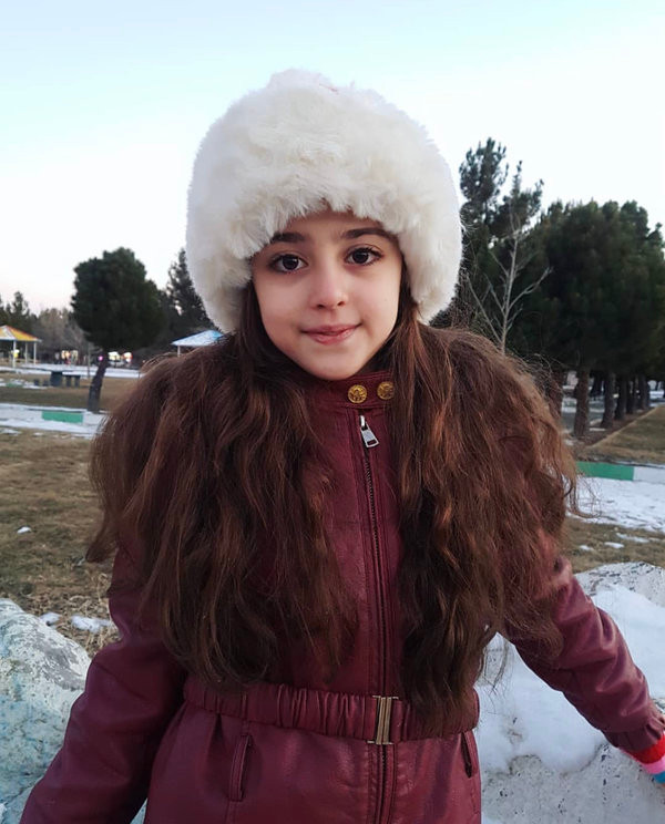 Chiếc cằm V-line cùng sống mũi cao thanh tú khiến cô bé trông trưởng thành, nhìn tổng thể vô cùng thu hút.