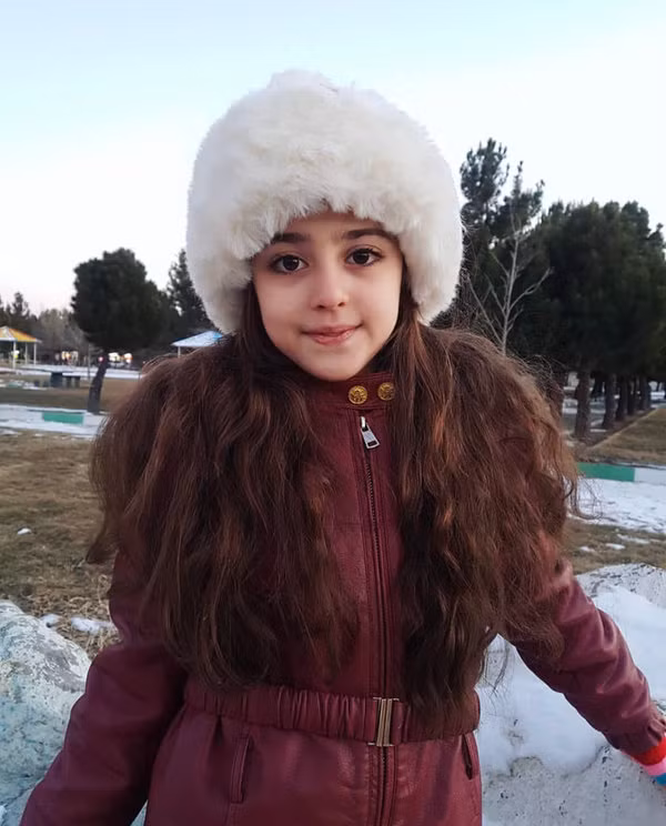 Chiếc cằm V-line cùng sống mũi cao thanh tú khiến cô bé trông trưởng thành, nhìn tổng thể vô cùng thu hút.