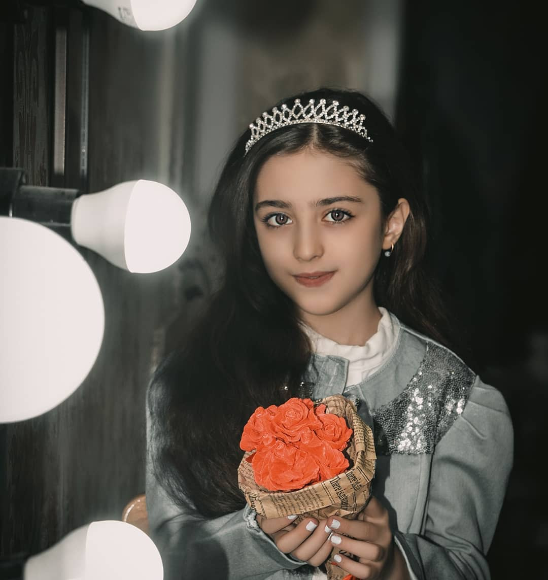 Thay vì sự tròn trịa khi nhỏ, nàng mẫu nhí Mahdis Mohammadi bây giờ trưởng thành hơn. Và cư dân mạng vẫn dành cho cô nhiều lời khen cho vẻ đẹp hiện tại.