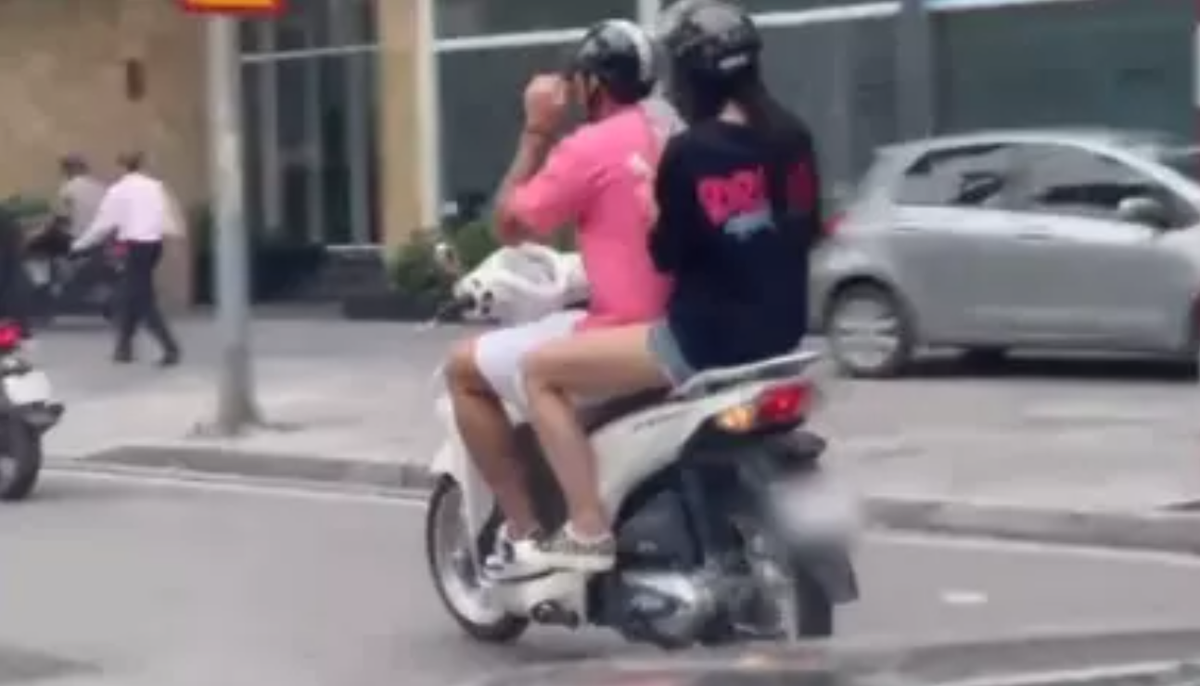Trước đó Đoàn Văn Hậu - Doãn Hải My được bắt gặp cùng nhau vi vu ra phố trên chiếc xe máy. Xuất hiện nơi đông người nhưng cặp đôi ăn vận đơn giản, quần short kết hợp áo phông.