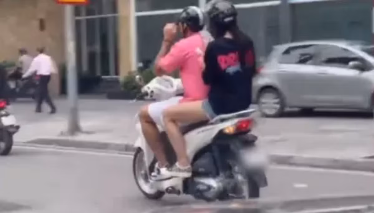 Trước đó Đoàn Văn Hậu - Doãn Hải My được bắt gặp cùng nhau vi vu ra phố trên chiếc xe máy. Xuất hiện nơi đông người nhưng cặp đôi ăn vận đơn giản, quần short kết hợp áo phông.