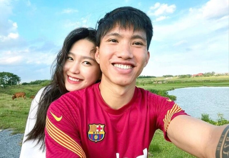 Sau đó, chân sút gốc Thái Bình còn lập hẳn một tài khoản Instagram để show những bức hình chưa từng hé lộ của họ.