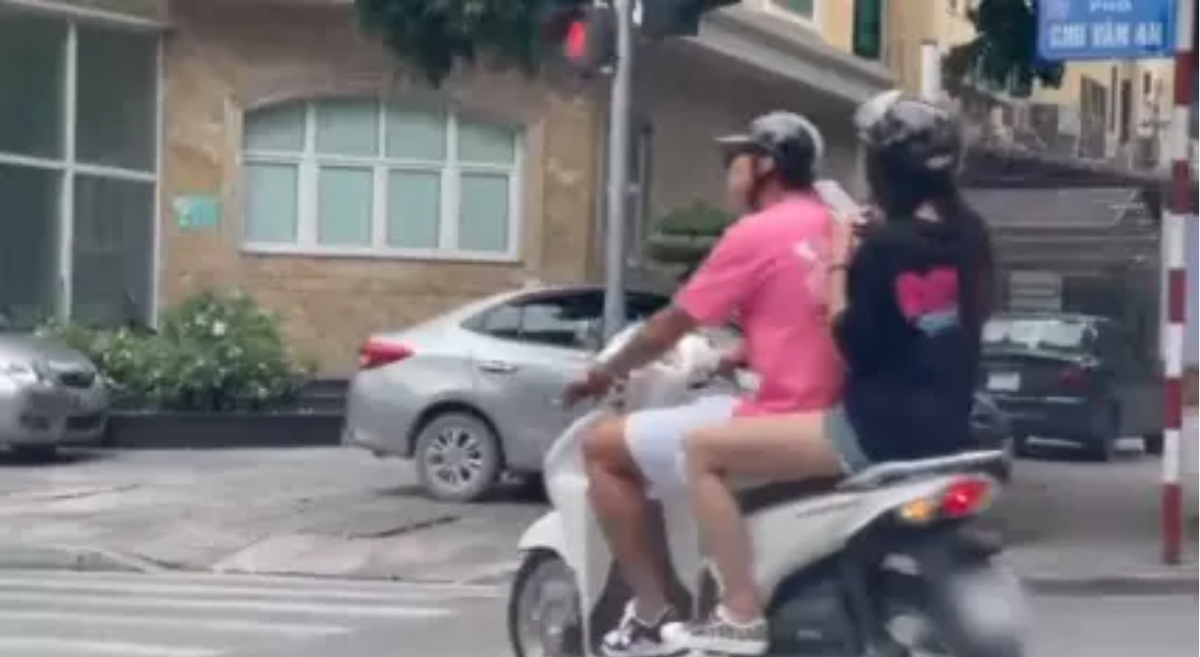 Khoảnh khắc ngọt ngào cùng sự giản dị của Hậu - My khiến mọi người thích thú. Lần xuất hiện đó, bạn gái Đoàn Văn Hậu còn gây chú ý với chân bị thương ở đầu gối.