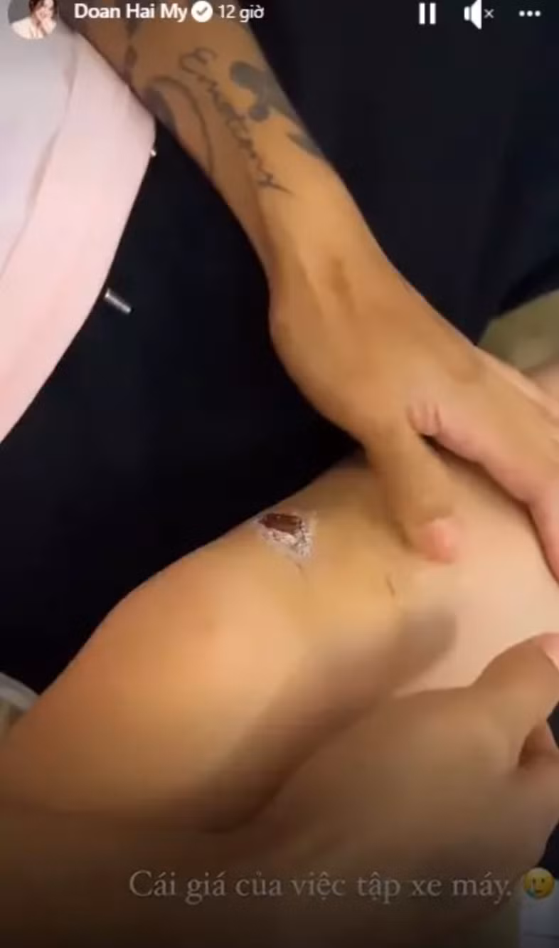 Hành động của Đoàn Văn Hậu cho thấy anh là người tâm lý, rất cưng chiều và chăm sóc bạn gái.