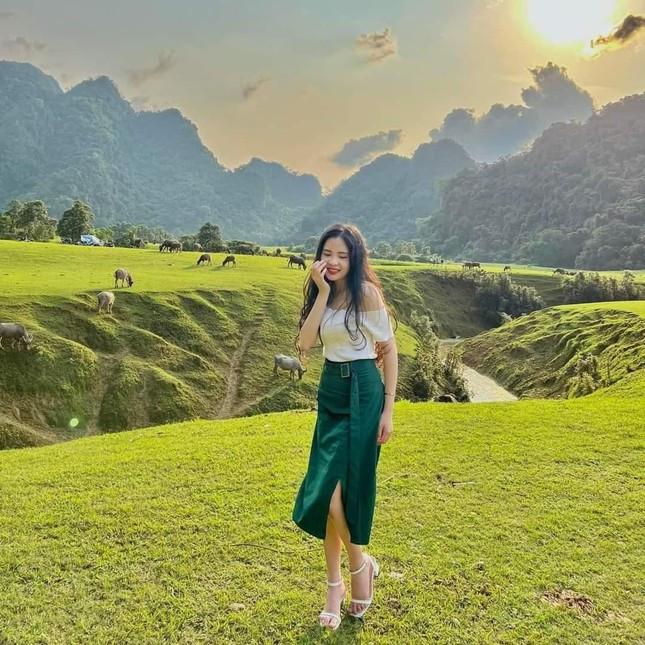 Với địa thế bằng phẳng, người dân nơi đây họ tận dụng đồng cỏ để nuôi ngựa và chăn thả để phục vụ cho những hoạt động du lịch và chụp ảnh. Ảnh: Trần Hoàng Anh Trâm