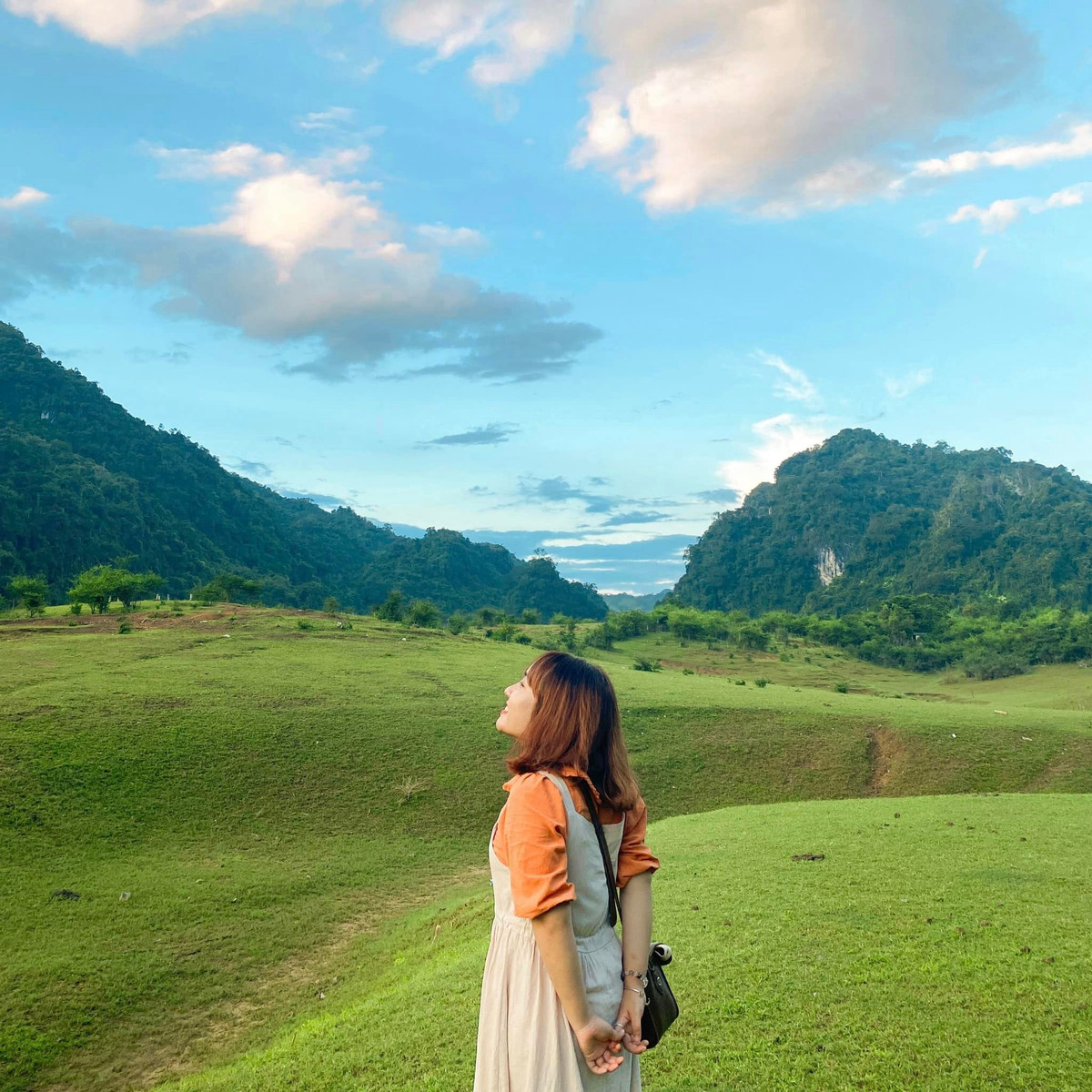 Thảo nguyên Đồng Lâm quanh năm có hai mùa rõ rệt: Mùa mưa và mùa khô. Khi mùa khô đến, nước thưa dần để nhường chỗ cho những thảm cỏ xanh ngút ngàn. Ảnh: Nguyễn Khánh Hoàng Anh