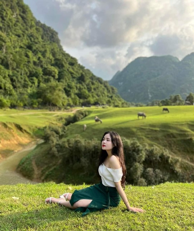 Địa điểm du lịch Lạng Sơn này là một vùng đất rộng lớn bao quanh là núi đồi, dòng sông uốn lượn cùng những bãi cỏ xanh mát. Ảnh: Trần Hoàng Anh Trâm