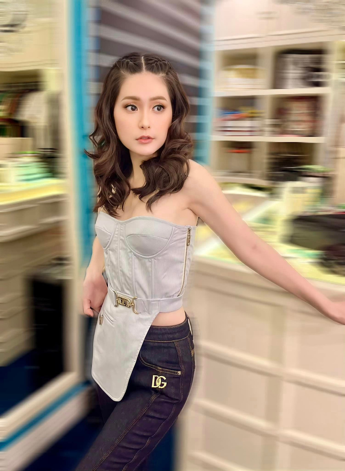 Ở phần bình luận bài đăng, Di Băng cũng khẳng định không nhận tiền của bất cứ ai bởi cô sẽ tự bỏ tiền túi trong chuyến thiện nguyện lần này. Ảnh: FBNV