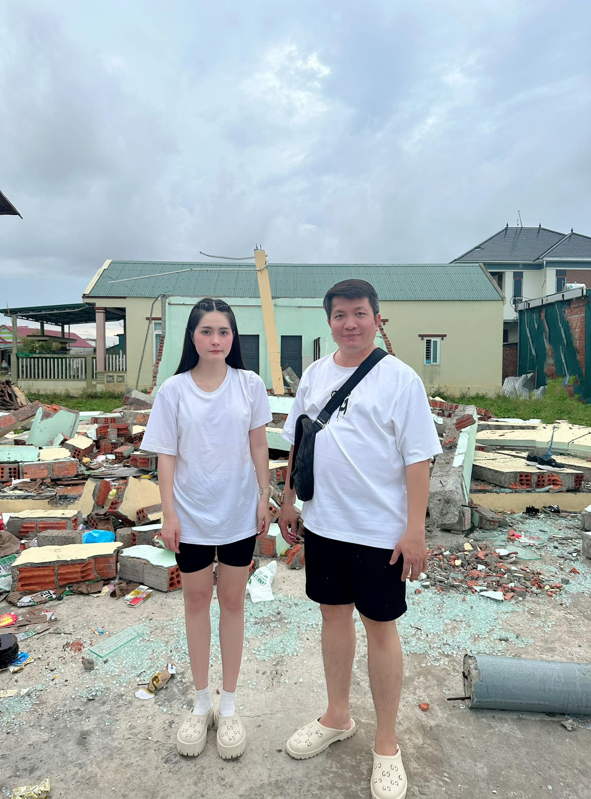 "Băng đang xin phép chính quyền địa phương. Được sự đồng ý là Băng ra với miền Trung liền. Cố lên bà con ơi", cô viết.