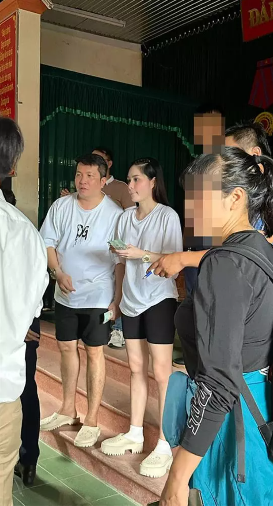 Chứng kiến nhiều hộ dân bị cô lập, nhiều gia đình thiệt hại nhiều vì bão hoành hành, vợ chồng " nữ đại gia quận 7" và một số người bạn đã vào tận nơi để giúp đỡ các hoàn cảnh khó khăn.