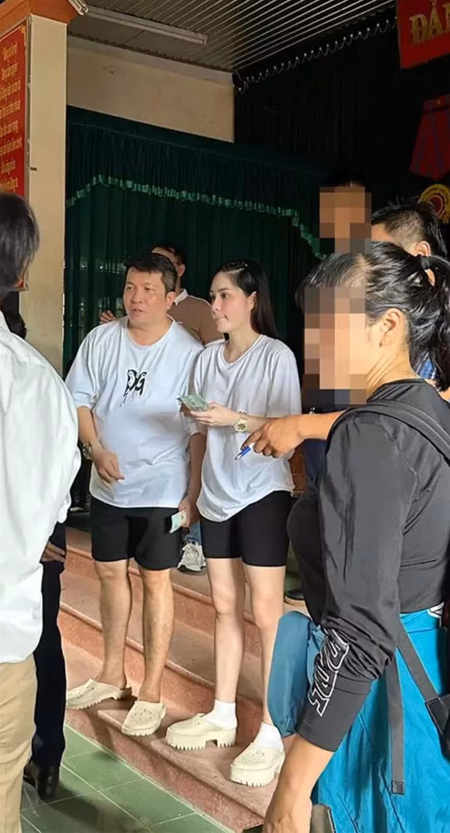 Chứng kiến nhiều hộ dân bị cô lập, nhiều gia đình thiệt hại nhiều vì bão hoành hành, vợ chồng " nữ đại gia quận 7" và một số người bạn đã vào tận nơi để giúp đỡ các hoàn cảnh khó khăn.