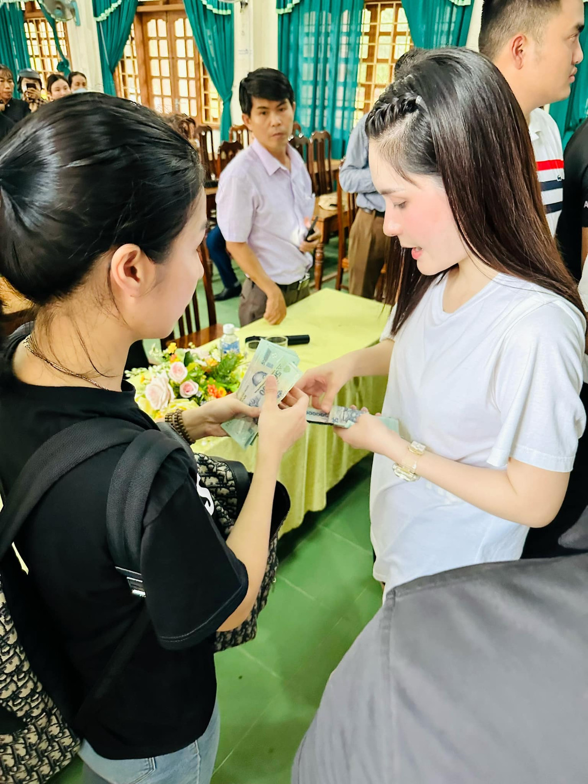 Rất nhiều người cảm động trước nghĩa cử cao đẹp của hot mom 3 con đất Sài thành, gửi lời chúc sức khỏe, an lành đến gia đình cô.