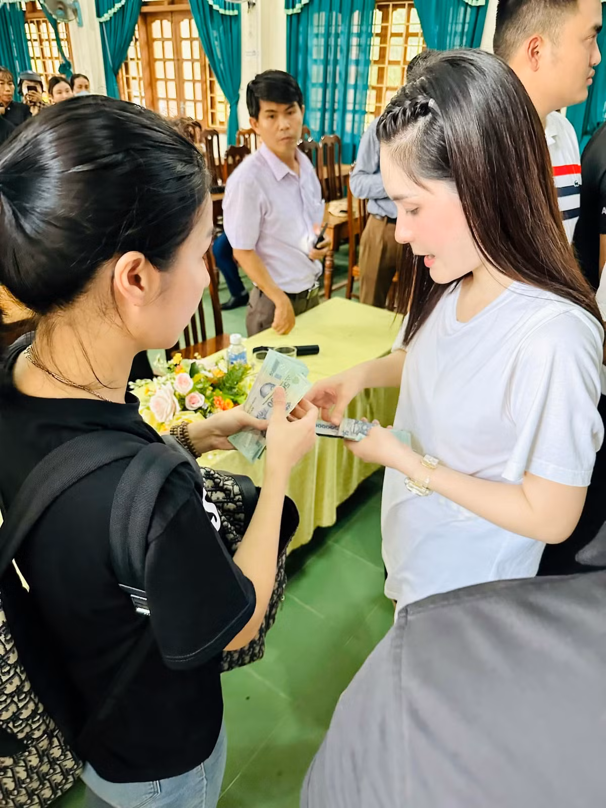 Rất nhiều người cảm động trước nghĩa cử cao đẹp của hot mom 3 con đất Sài thành, gửi lời chúc sức khỏe, an lành đến gia đình cô.