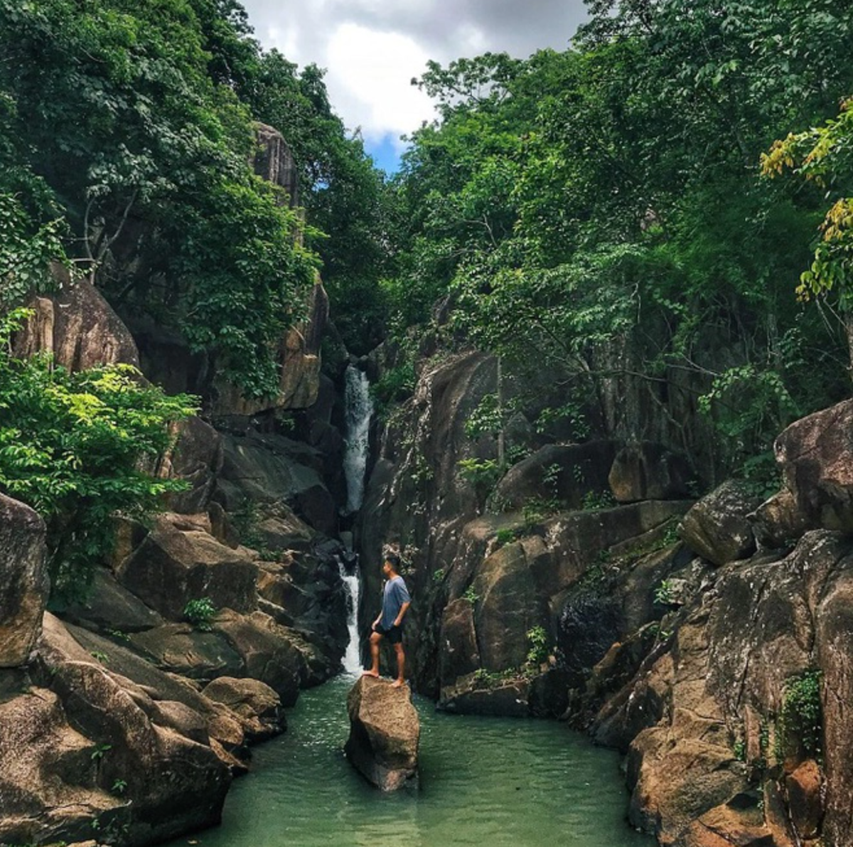 Suối Tiên sở hữu dòng nước mát lạnh, trong vắt, xanh màu ngọc bích. Dọc theo 2 bên bờ suối là những mỏm đá lớn với nhiều hình thù khác nhau. Ảnh: @steveier
