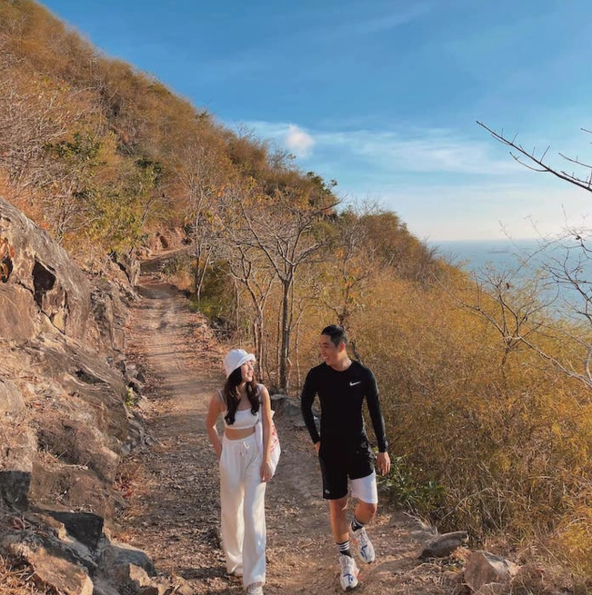 Con hẻm này nằm trên 1 dãy núi cao nên đường đi sẽ hơi dốc, nhưng bù lại khung cảnh thiên nhiên tại đây sẽ khiến bạn hài lòng. Ảnh: @nganbella