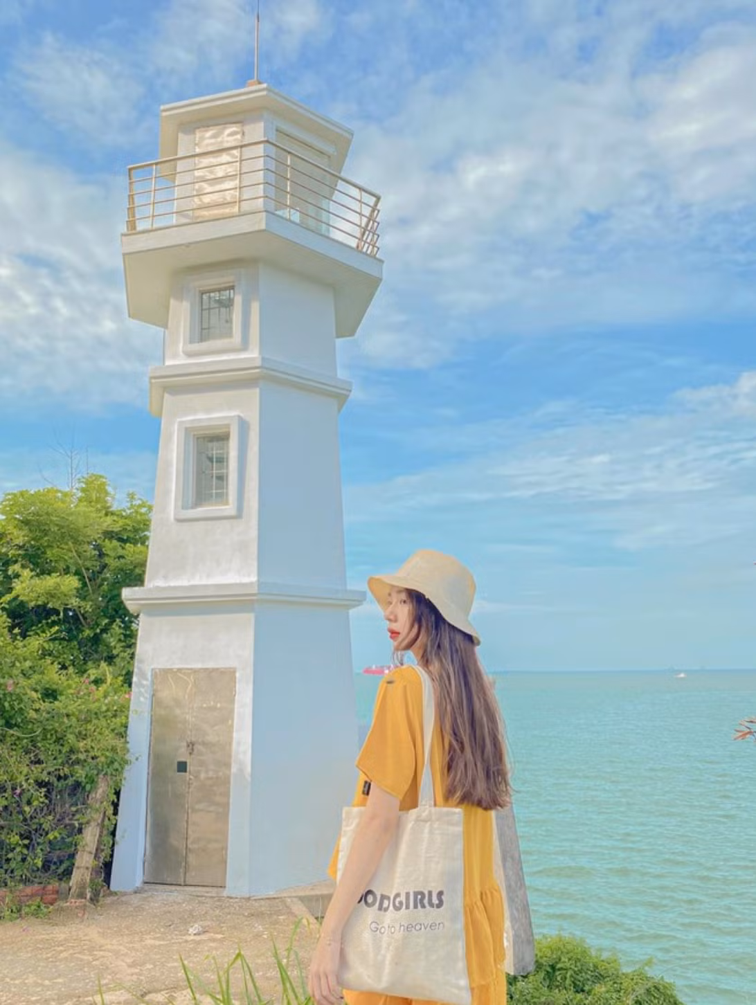 Nếu đến đây vào buổi chiều, bạn sẽ thấy hải đăng nhỏ thật sự là địa điểm ngắm hoàng hôn cực kì lý tưởng. Địa chỉ: Khu vực bãi Dâu - đường Trần Phú, phường 1, thành phố Vũng Tàu, tỉnh Bà Rịa - Vũng Tàu. Ảnh: Nguyễn Hồ Thanh Nhã