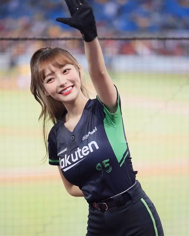 Lâm Tương được mệnh danh là " hot girl hoạt náo viên" nhờ gương mặt xinh đẹp, thân hình nóng bỏng và nụ cười ngọt ngào, tỏa nắng.