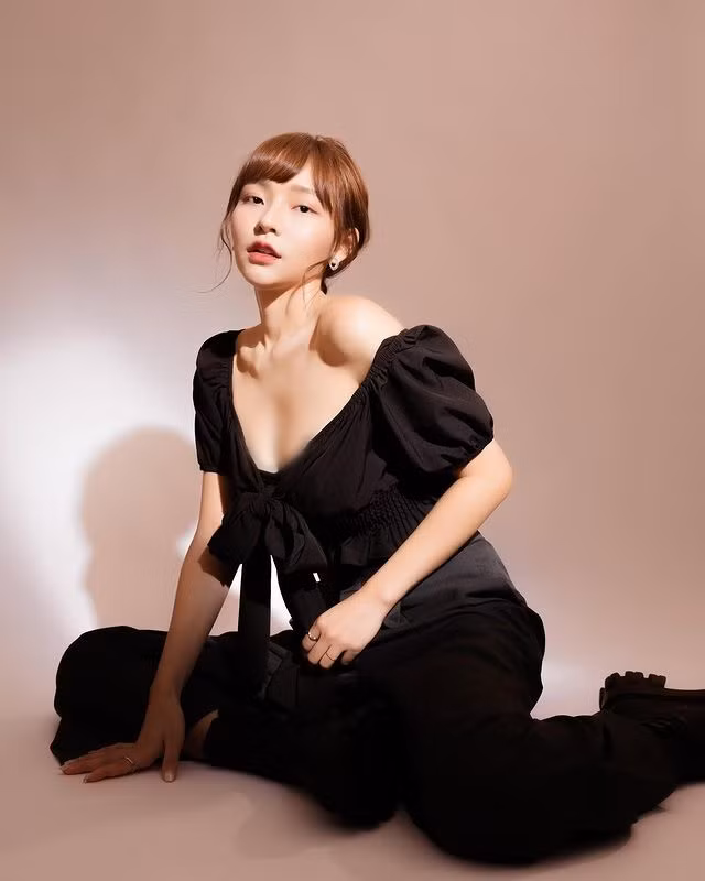 Trên trang cá nhân, Lâm Tương thường chia sẻ hình ảnh gợi cảm, khoe vóc dáng đẹp không chút mỡ thừa.