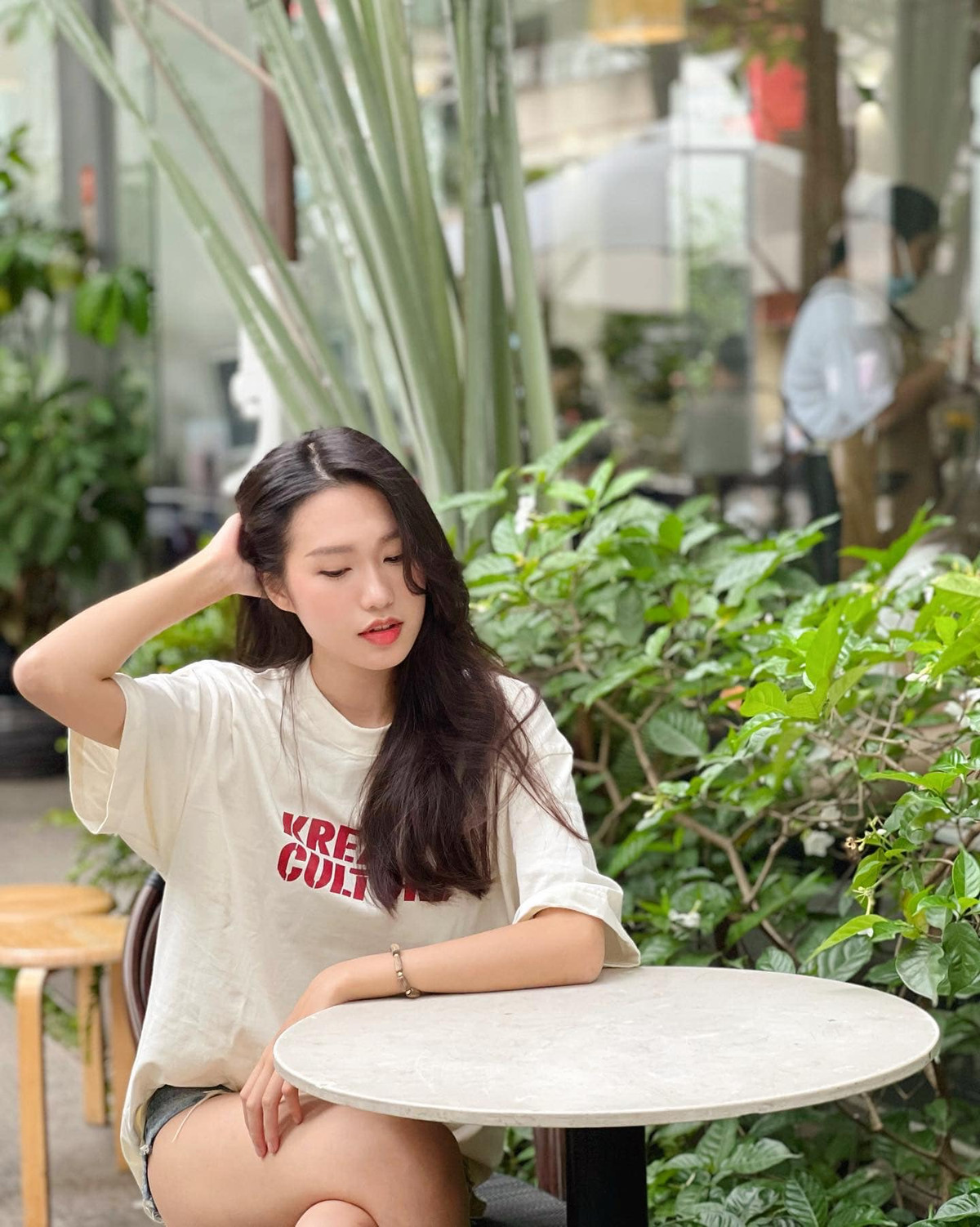 Sở hữu vẻ đẹp ngọt ngào, dịu dàng và từng lọt top 10 cuộc thi Hoa hậu Việt Nam, bạn gái Đoàn Văn Hậu ắt hẳn không còn xa lạ đối với khán giả Việt Nam.