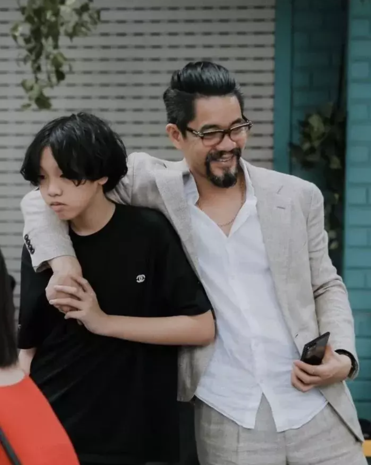 Phong cách thời trang hiện đại, sang chảnh của phụ huynh nhà mỹ nhân Gen Z cũng khiến người hâm mộ chú ý.