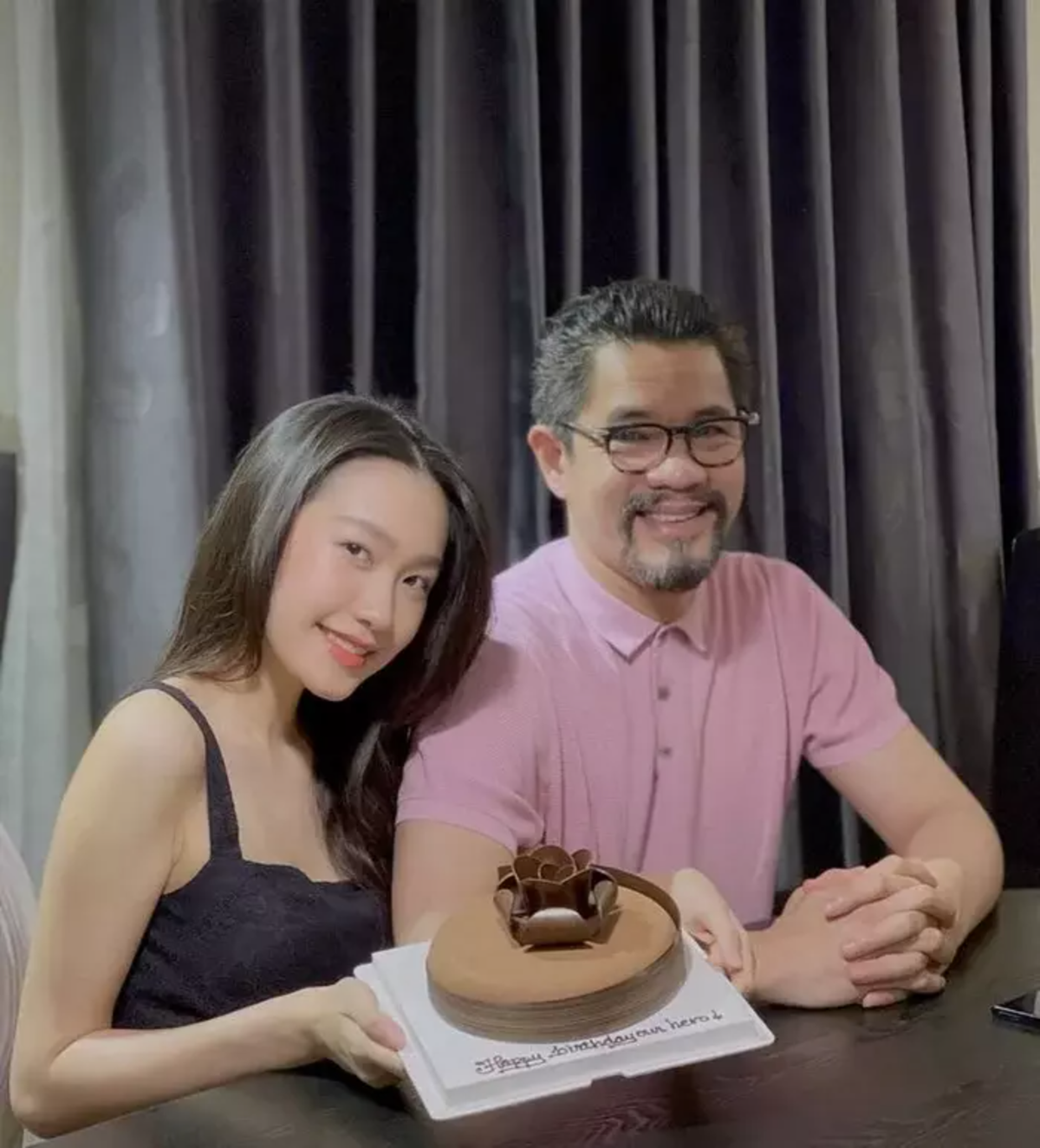 Dù đã bước qua tuổi tứ tuần, song bố của Doãn Hải My vẫn rất trẻ trung, phong độ.