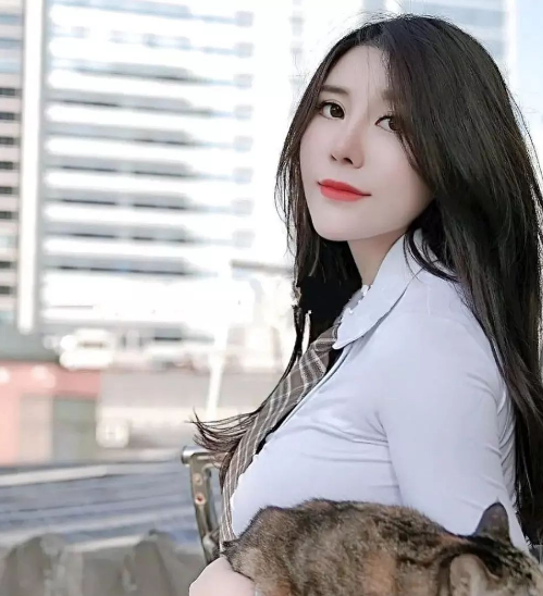 Ngoài ra cô cũng trở thành người mẫu đại diện cho một số thương hiệu.